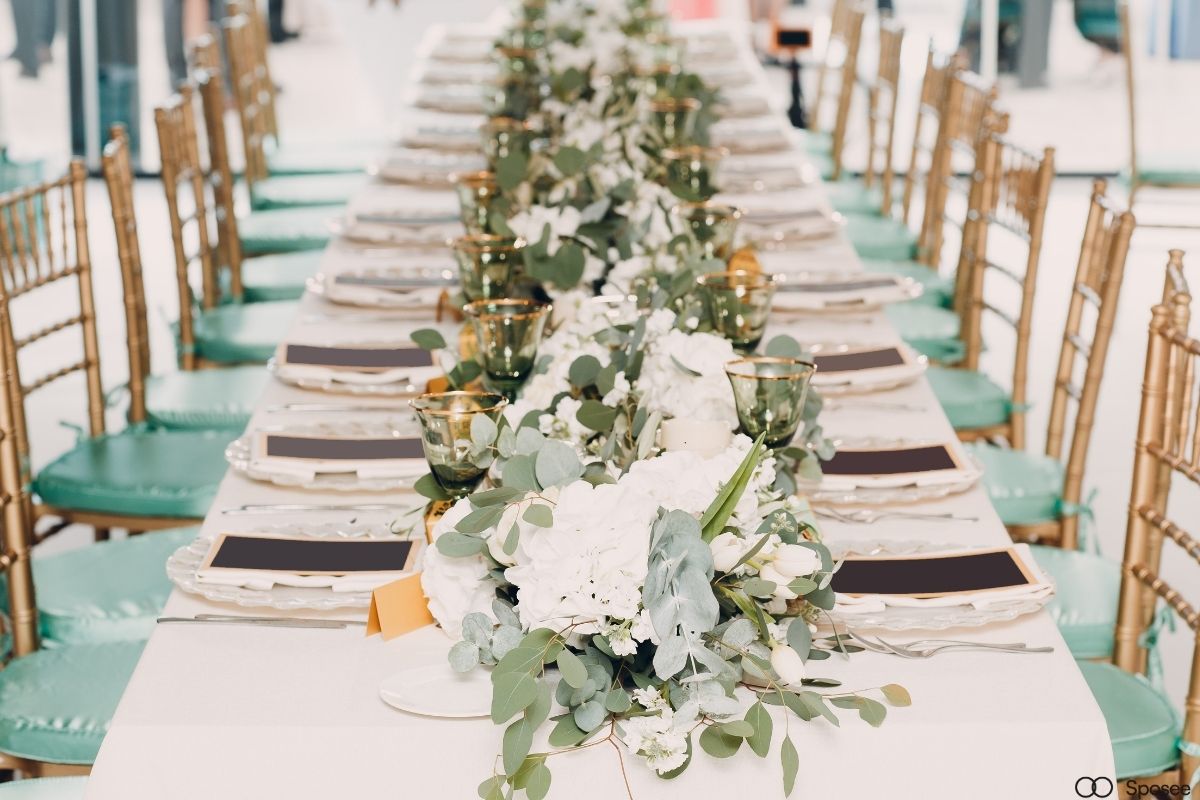 Tavola allestita per ricevimento matrimonio con catering professionale