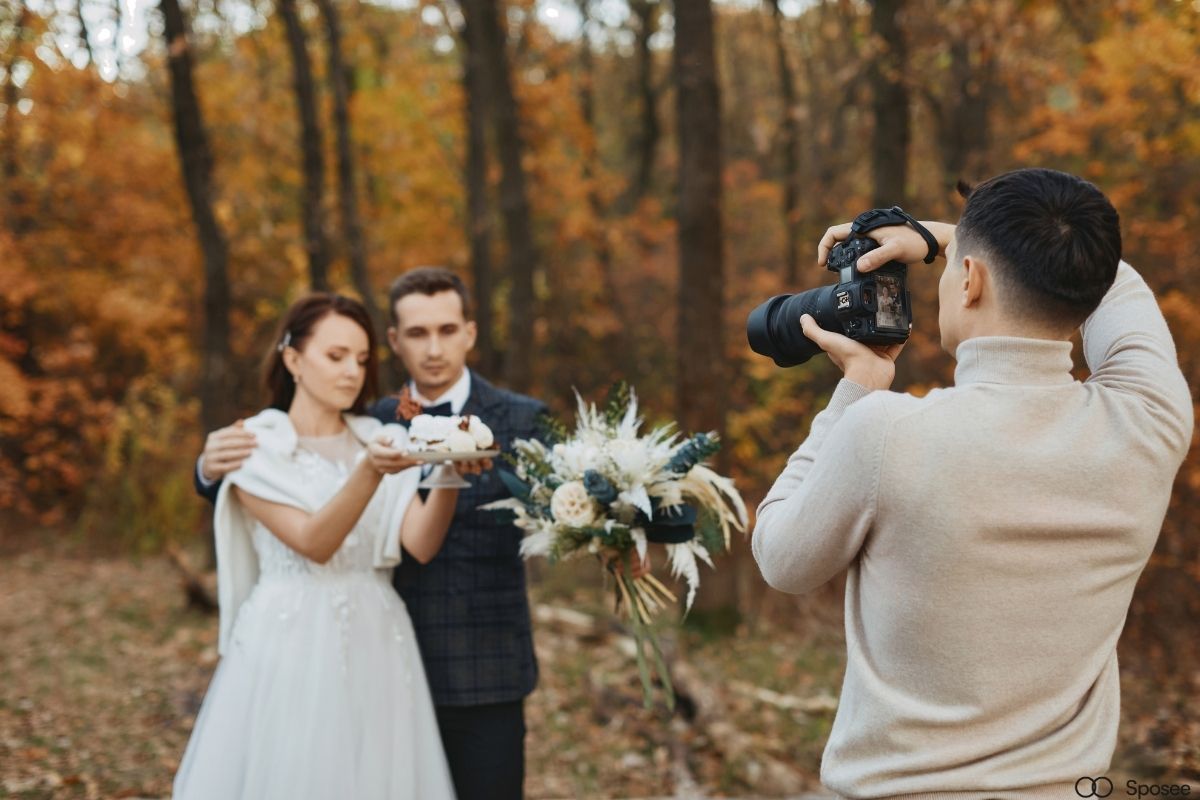 Fotografo di matrimonio professionista al lavoro durante il ricevimento