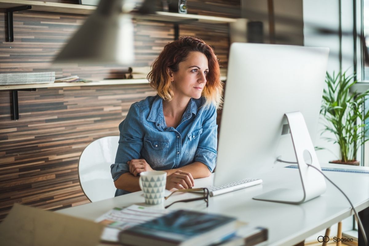 Sposa che confronta preventivi fotografo matrimonio al computer