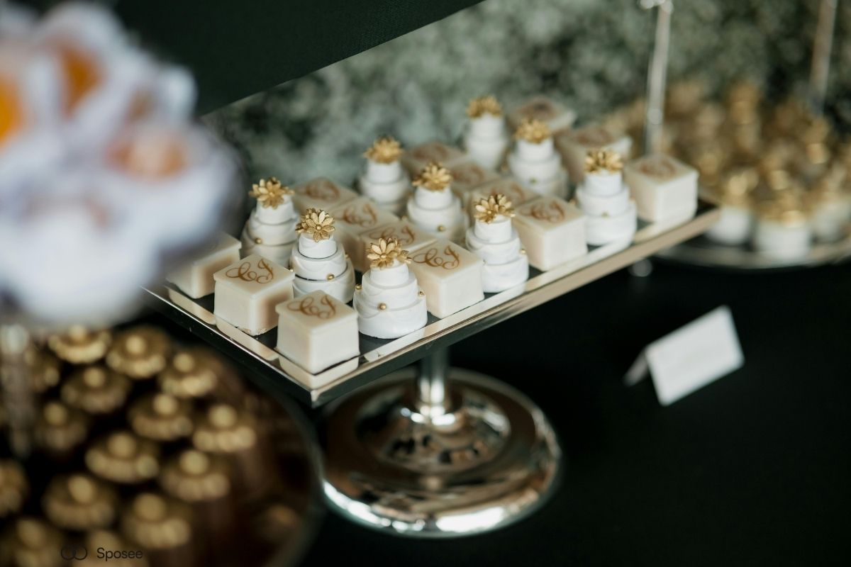 Conto e calcolatrice su tavolo con preventivo catering matrimonio