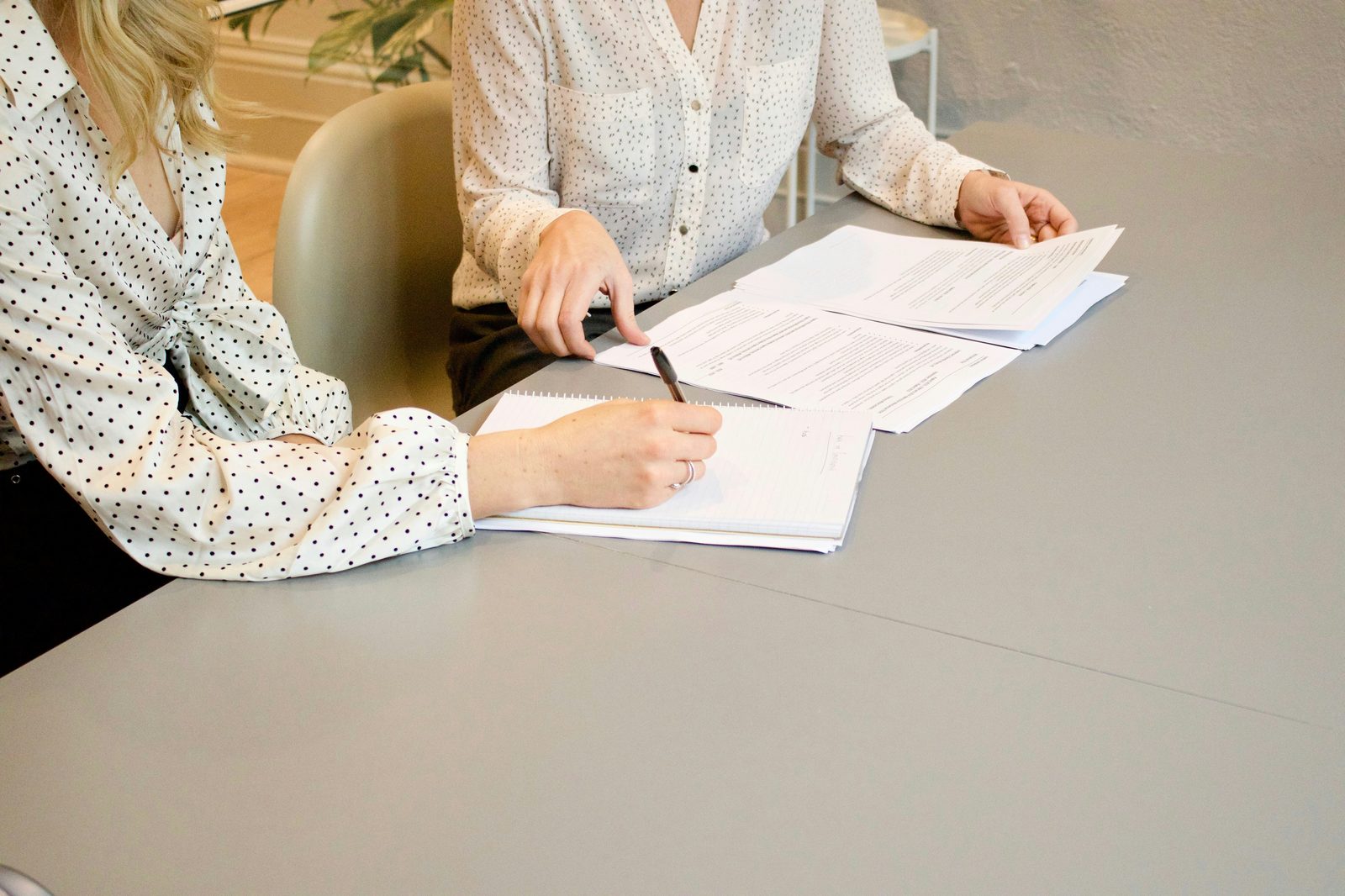 Wedding planner che rivede un contratto professionale in ufficio